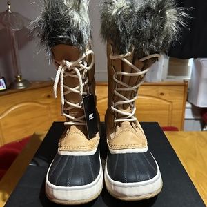 NWT/original box, Women’s Sorel winter boots, Joan of Arctic, size 9, beige